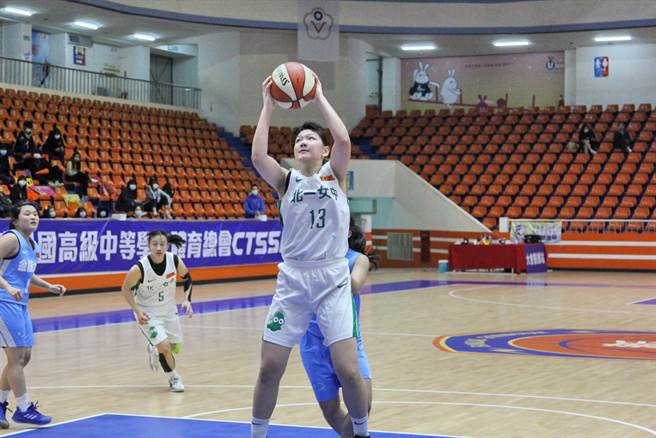 北一女中前鋒蔡佑蓮6日成為球隊險勝普門的最大功臣。(高中體總提供)