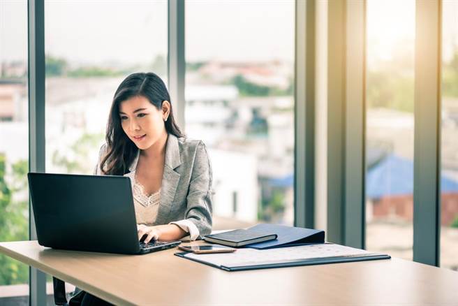 女网友分享薪资福利，想知道自己的条件算好吗。（示意图／Shutterstock）