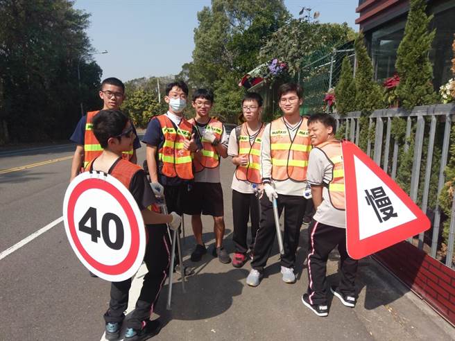 彰化139县道是优美的景观道路，也是有名的飙车肇事路段，彰化高中志工队穿起反光背心，拿起限速牌子，徒步上山捡拾垃圾净山，经沿途民眾纷纷比讚。（吴敏菁摄）