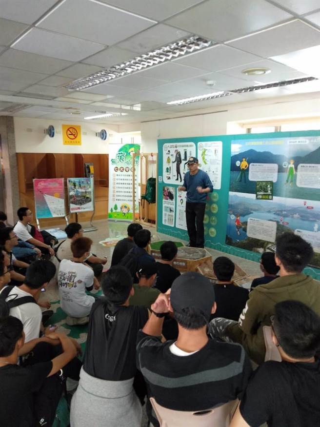 彰中净山行前上课，传递无痕山林的理念。（彰化高中提供／吴敏菁彰化传真）