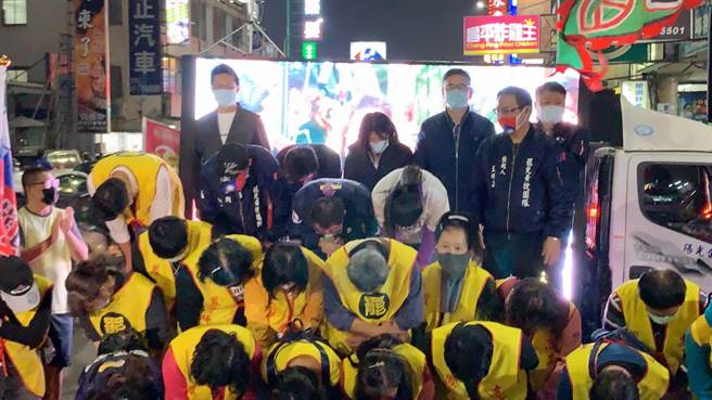 罷捷總部向外界鞠躬，坦言失敗，但沒有輸。（柯宗緯攝）