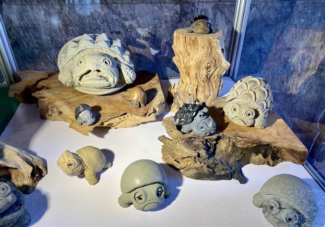 「平安龜暨原石文創聯展」由日月潭文武廟主辦，攜手33位原石雕刻家，創作267形色各異的平安龜藝品展出。（黃立杰攝）