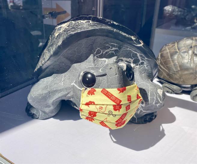 日月潭文武廟12日大年初一起，展出獨樹一格的「平安龜暨原石文創聯展」，各雕刻名家發揮創意，打造可愛又福氣的石龜作品。（黃立杰攝）