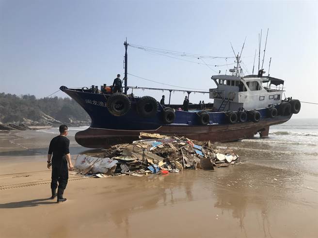 大陸籍「閩廈門客0076」客船去年8月在金門母嶼海域翻覆，殘骸半年後變「垃圾」由專案核准入境的陸船接駁帶回對岸。（謝知學提供）