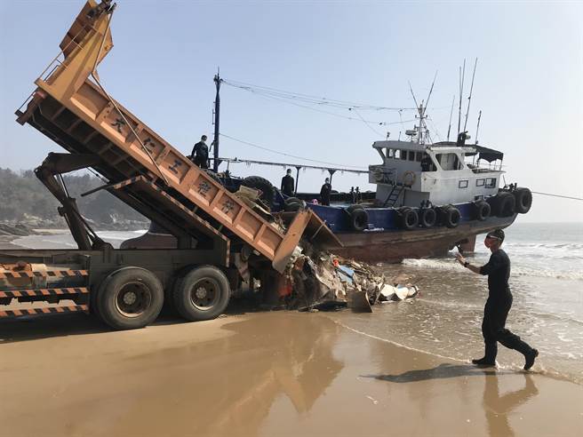大陸籍「閩廈門客0076」客船去年8月在金門母嶼海域翻覆，殘骸半年後變「垃圾」由專案核准入境的陸船接駁帶回對岸。（謝知學提供）