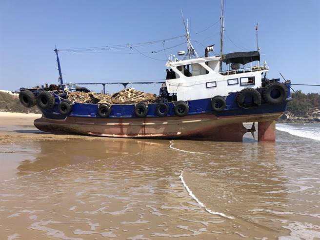 大陸籍「閩廈門客0076」客船去年8月在金門母嶼海域翻覆，殘骸半年後變「垃圾」由專案核准入境的陸船接駁帶回對岸。（謝知學提供）