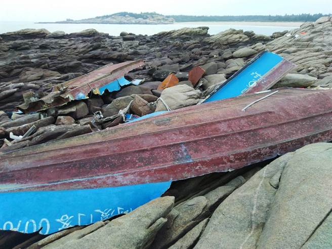 大陸籍「閩廈門客0076」客船去年8月在金門母嶼海域翻覆，玻璃纖維船身在海浪衝擊下破裂嚴重。（航港局提供）