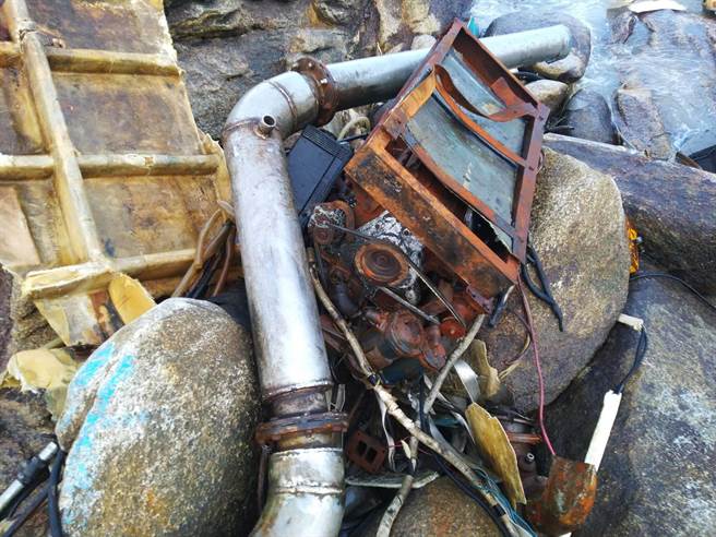 大陸籍「閩廈門客0076」客船去年8月在金門母嶼海域翻覆，玻璃纖維船身在海浪衝擊下破裂嚴重。（航港局提供）