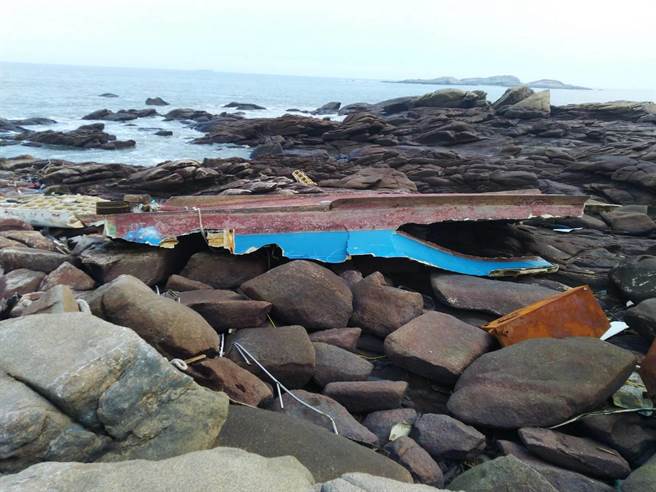 大陸籍「閩廈門客0076」客船去年8月在金門母嶼海域翻覆，玻璃纖維船身在海浪衝擊下破裂嚴重。（航港局提供）