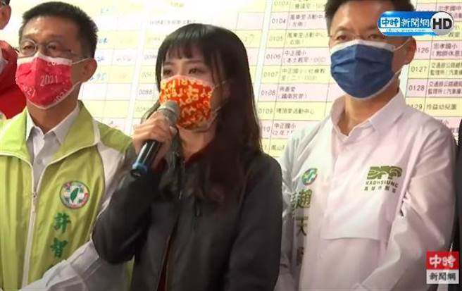 黄捷现身感谢凤山乡亲。(中时新闻网直播)