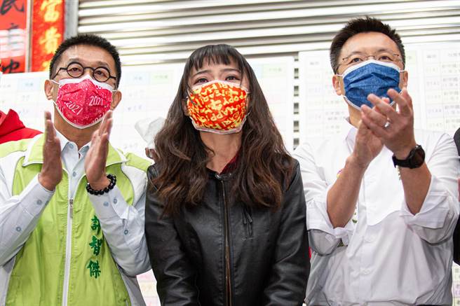 黄捷谢票时泪崩表示「谢谢大家让我过了今天，还是凤山区的议员，继续为大家服务2年！」（袁庭尧摄）