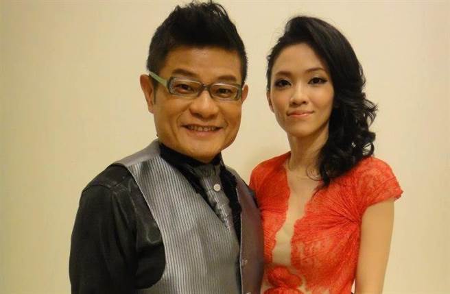 许效舜与老婆感情恩爱，彼此信任。(取自许效舜脸书)