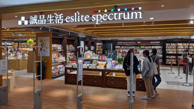 位于太平洋百货的诚品屏东店近日搬家，从7楼移到5楼。（潘建志摄）