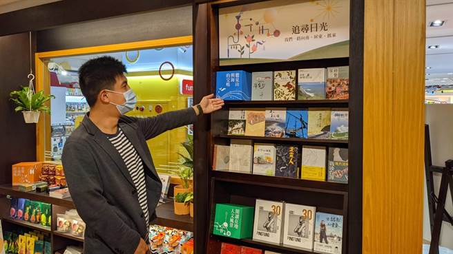 位于太平洋百货的诚品屏东店近日搬家，增设「屏东专区」，陈列贩售屏东在地作家的着作，及优质农产果乾等在地特色伴手礼。（潘建志摄）