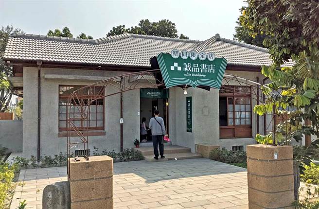 位于太平洋百货的诚品屏东店近日搬家，也在胜利星村开设期间快闪店，吸引不少读者、游客造访。（潘建志摄）
