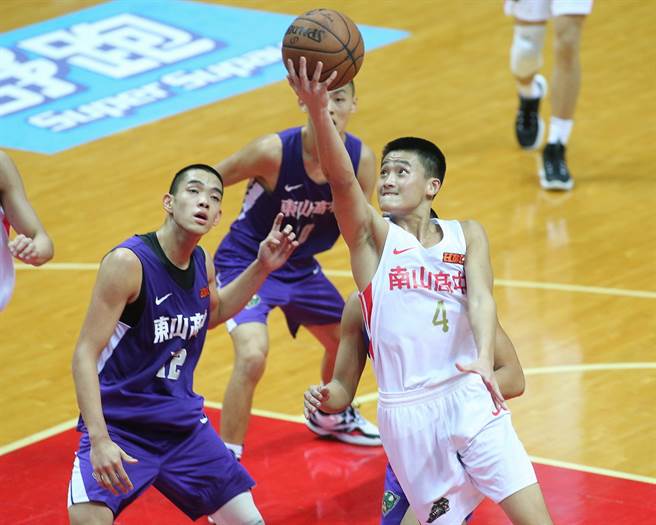 南山后卫彭冠纶6日攻下全队最高24分，外加12篮板。(杜宜谙摄)