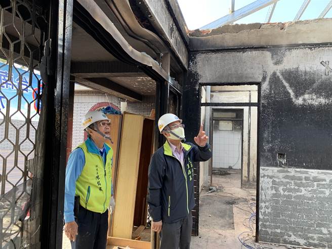 台南市劳工局做工行善团铁工志工前往玉井区替一户火灾户进行修缮，赶在农历过年前将屋顶完工。（台南市劳工局提供／刘秀芬台南传真）