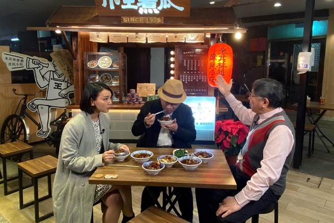 《进击的台湾》主持人谢佑昀（左）引网友神搜。（东森提供）