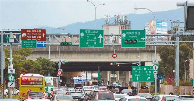 年初二车潮多以短途为主，局部地区衔接市区道路的交流道，容易壅塞。（资料照）