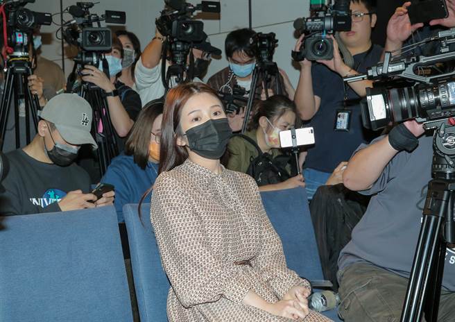 鸡排妹昨日亲赴翁立友记者会，双方僵持近40分钟。(本报系资料照)