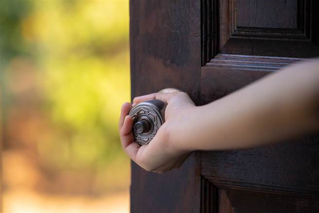 大门风水上有3大禁忌，例如千万不要正对楼梯，运势可能会被扰动，假若能避开这些，好运将滚滚来。(示意图/达志影像)