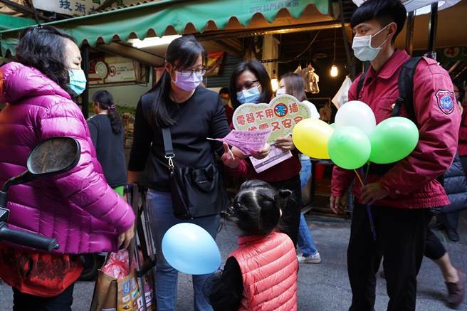 彰化县消防局第三大队6日前往鹿港第一公有零售市场办理市场防灾宣导活动。（彰化县消防局第三大队提供／吴敏菁彰化传真）