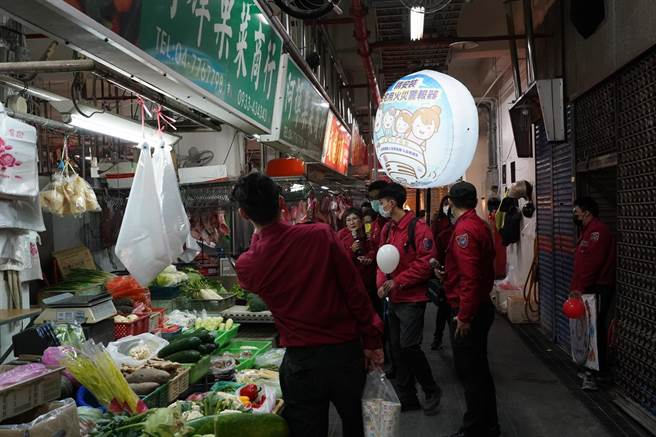 彰化县消防局第三大队6日前往鹿港第一公有零售市场办理市场防灾宣导活动。（彰化县消防局第三大队提供／吴敏菁彰化传真）