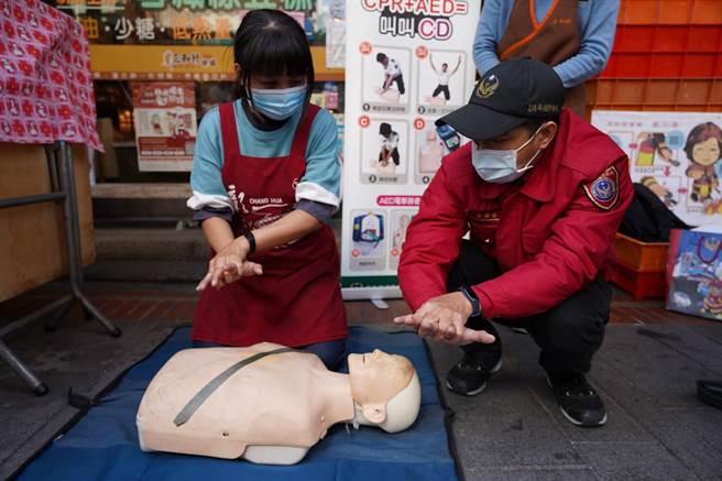 彰化县消防局第三大队6日前往鹿港第一公有零售市场办理市场防灾宣导活动。（彰化县消防局第三大队提供／吴敏菁彰化传真）