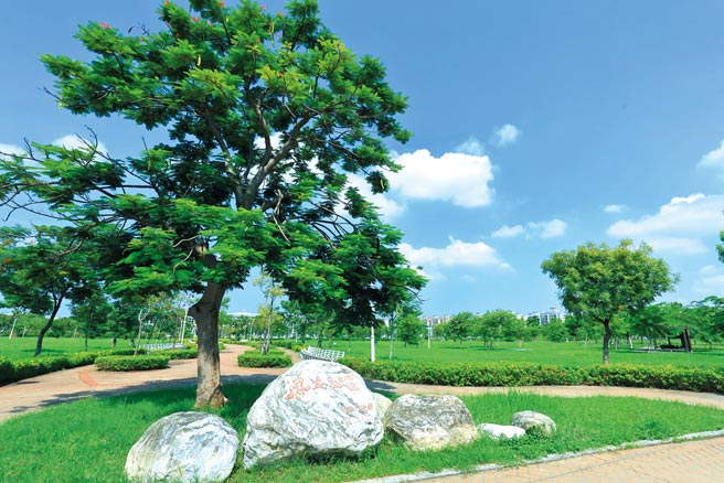 凤山过埤子区段徵收区内，面积大约6.6公顷的凤山公园，成为该区住户的休憩要地。图／顏瑞田