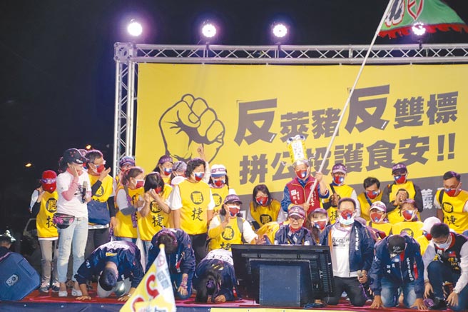 罷捷之夜5日登場，活動尾聲，罷捷團體相關人員下跪向群眾致謝。（洪浩軒攝）