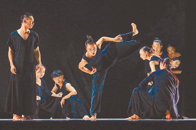 郑宗龙口碑佳作《十三声》，舞者充满爆发力的肢体语言，震撼观眾的感官与情绪。（本报资料照片）