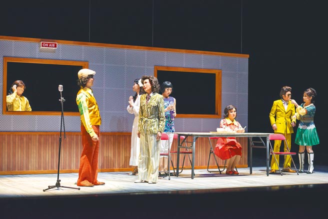 舞台剧《雨中戏臺》回顾台湾歌仔戏曾歷经外台戏、卖药团、广播剧等不同阶段变化。左二为春美歌仔戏剧团团长郭春美，饰演剧中女主角月凤。（台湾戏曲中心提供）