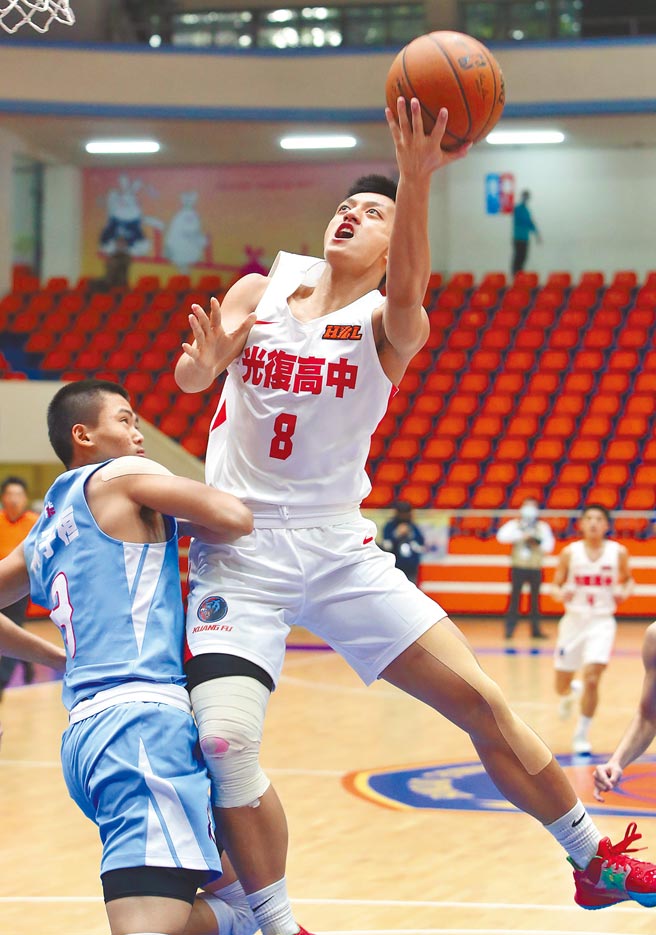 光復高中罗宣平（右）带球上篮，在衝撞下撞出空间出手投篮。终场光復高中以69:66击败能仁家商。（郑任南摄）