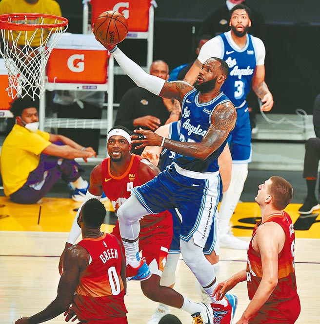 詹姆斯演出生涯第96次大三元，帶領湖人逆襲擊退金塊。（路透）