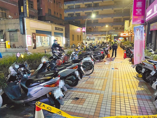 新北昨晚間8時許發生墜樓事件，有女子從11樓住家墜樓，重壓一位路過男性，警消到場後2人皆呈OCHA狀態。（民眾提供／蔡雯如新北傳真）