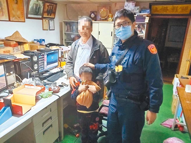 离家5年的67岁黄姓老翁，终在员警劝说及爱孙相伴下，鼓起勇气返家团圆。（翻摄照片／黄婉婷桃园传真）