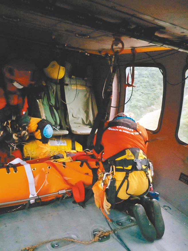 空勤直升機將潘姓男子吊掛下山送醫。（空勤總隊提供／王志偉花蓮傳真）