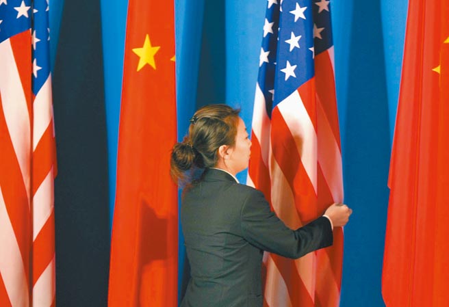 工作人员认真整理中美两国国旗。（中新社资料照片）