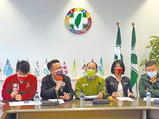 台中市议会民进党团抨击，「社工薪资回捐」事件，普遍存在，社福团体一边拿政府补助，另一边却恶意剥削社工。（卢金足摄）