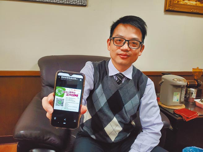 云林地检署主任检察官江金星示范手机加入云林地检署检举贿选逗阵LINE，ID是「@383trvqw」。（周丽兰摄）