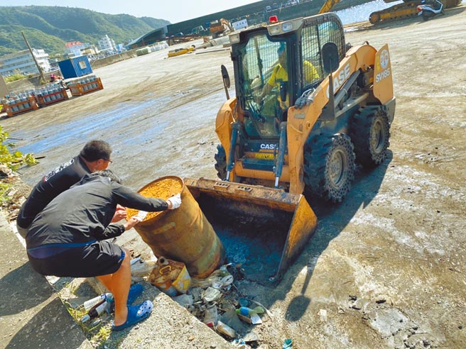 台东县政府及绿岛乡公所年前进行环境清洁，总共清除南寮渔港共25吨的废弃物。（台东县政府提供／蔡旻妤台东传真）
