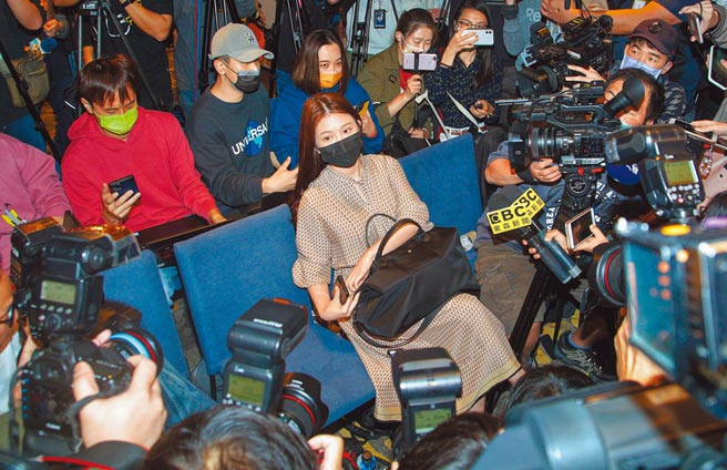 鸡排妹昨赴翁立友的声明会现场踢馆。（吴松翰摄）