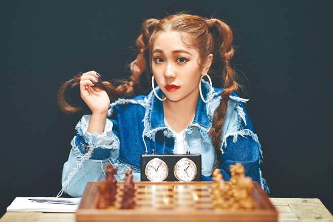 艾薇在新歌中大唱「甘蔗渣男」流行语。（环球音乐提供）