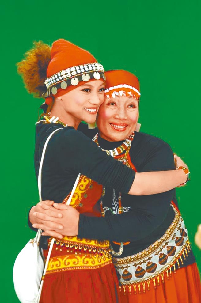 阿爆（左）的母语创作来自妈妈教导，母女感情紧密。（那屋瓦文化提供）