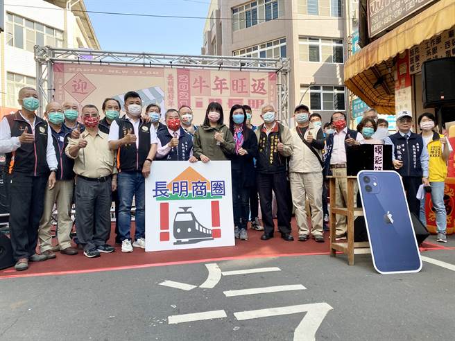 高雄长明商圈「过好年」祭超杀优惠催买气。（柯宗纬翻摄）