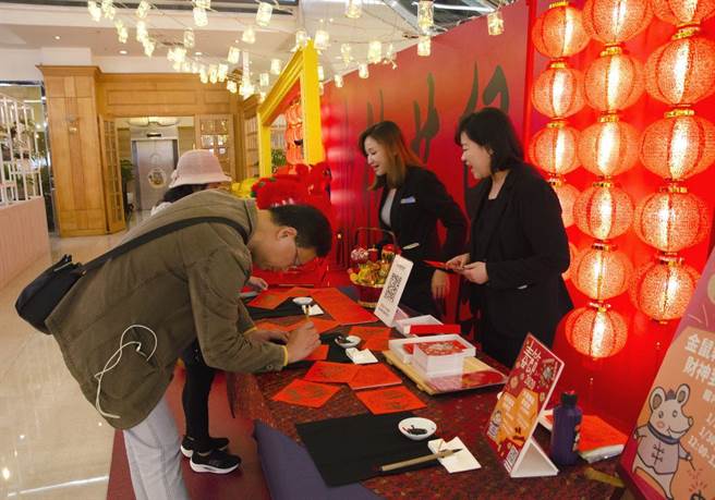 高雄福華推應景活動增氣氛。（柯宗緯翻攝）