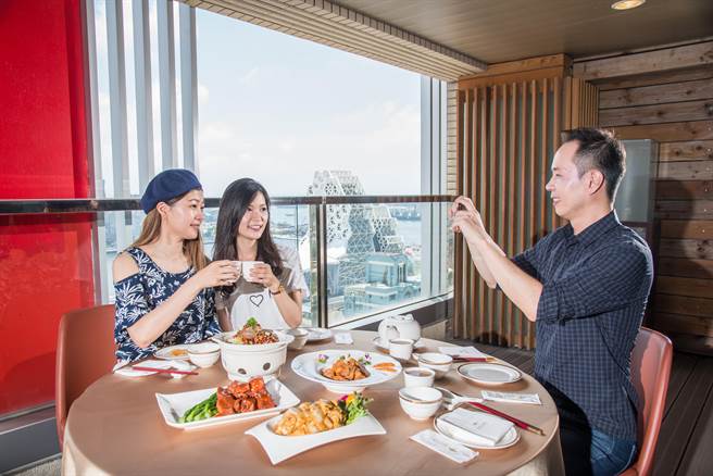 高雄福容「无敌海景」超吸睛，一边吃美食一边看美景。（柯宗纬翻摄）