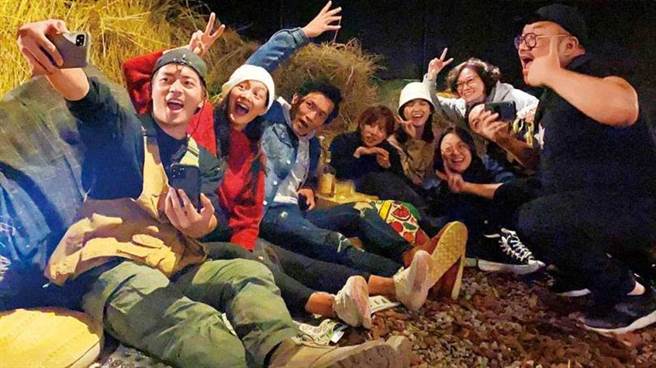 《戒指流浪記》的演員們感情不錯，還辦聚會一起看播出。（圖／黃尚禾提供）