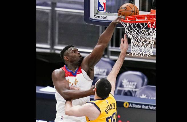 鹈鹕前锋锡安威廉森(左)灌篮失败，但力道很大弄歪了篮框。（美联社资料照）