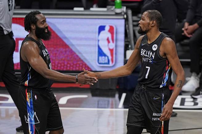 只能说这次杜兰特(右)又遭隔离，一切都是他自找的。(美联社)